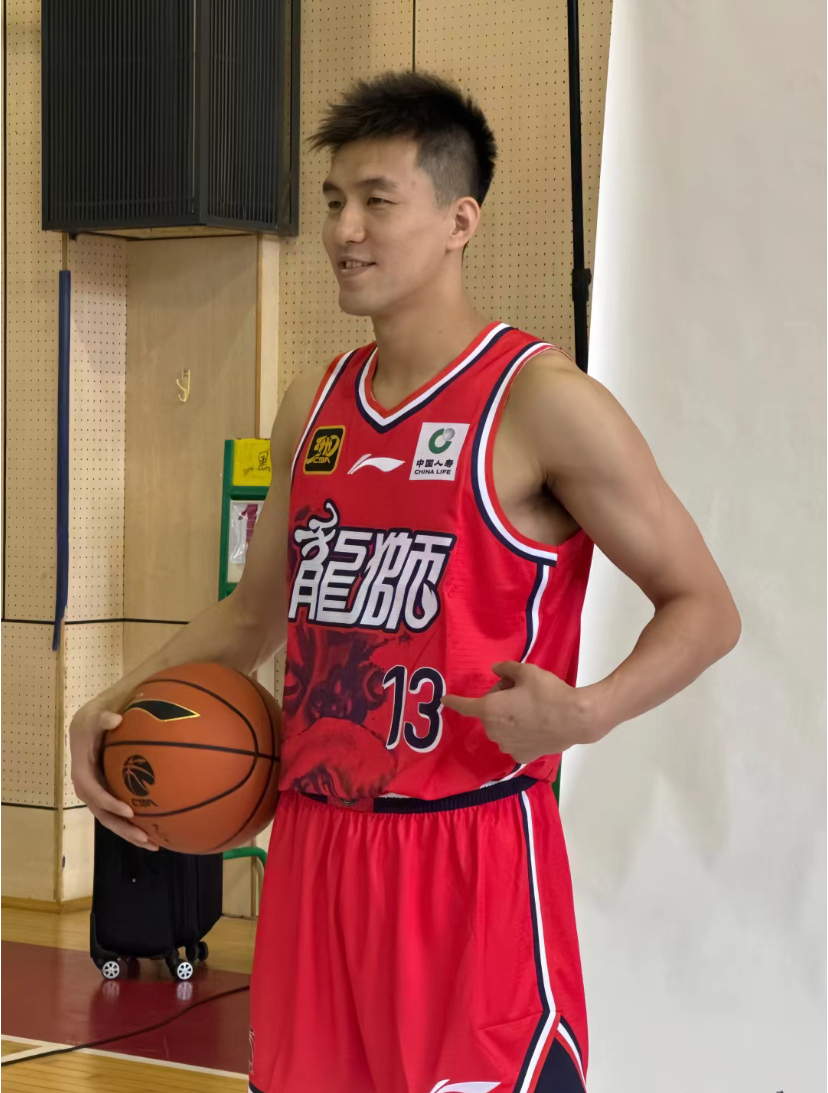 风云突变上海久事集结日队长鼓劲欧篮联冲刺阶段热度飙升，布莱顿围绕CBA常规赛复出首秀直接炸裂的简单介绍